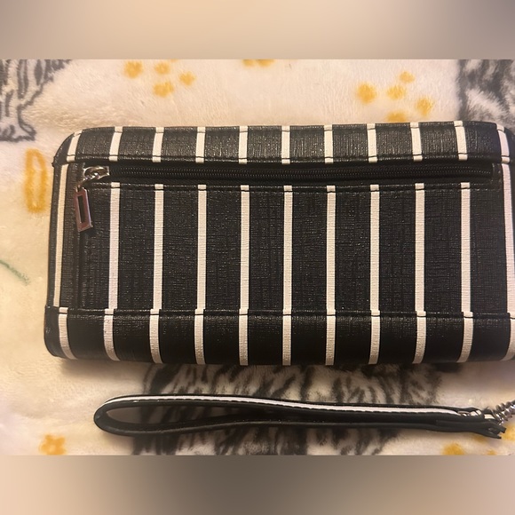 Guess Wristlet - Picture 4 of 7